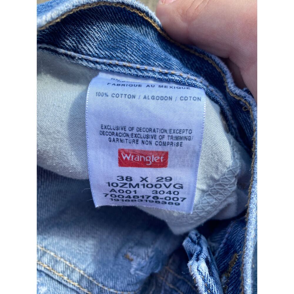 VTG Wrangler men 38 x 29 Relaxed Fit Dark Wash Blue Medium Wash Jeans - Picture 2 of 5